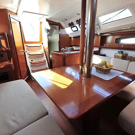 Botel Indira
